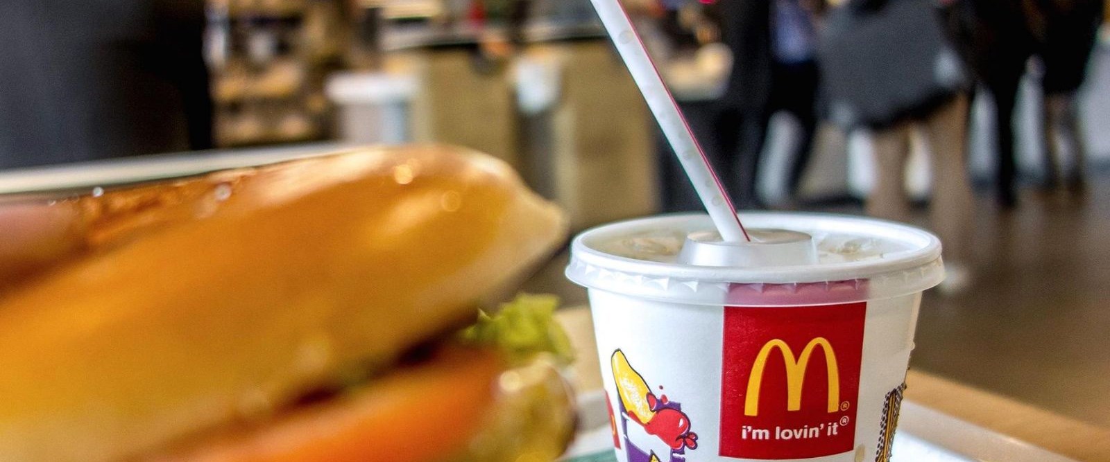 Dünyaca ünlü fast-food devi McDonald’s plastik yerine kağıt kullanacak