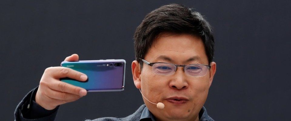 Yeni iPhone’ları unutun! Huawei’den katlanabilir akıllı telefon hamlesi