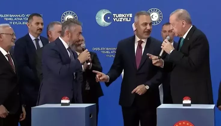 Cumhurbaşkanı Erdoğan’ın temel atma töreninde firma yetkilisini terlettiği anlar